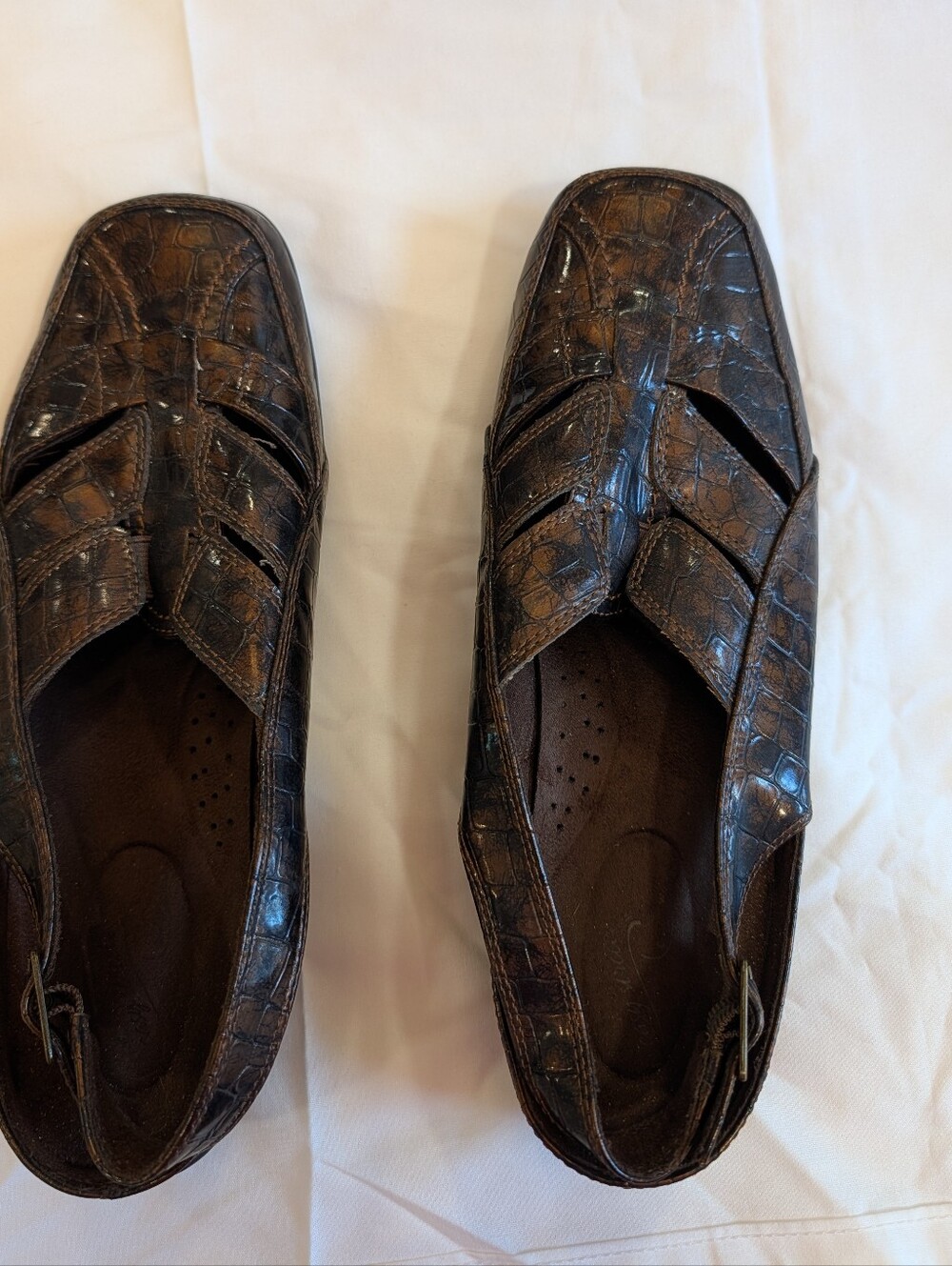 Easy Street Comfort Wave Brown Crocodile Embossed Slip-On Sandals 9.5W